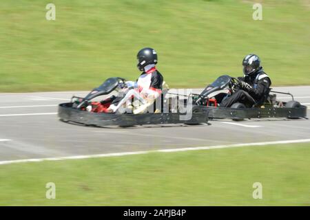 Florianopolis - Brésil, 9 février 2019: Vue latérale de l'image dynamique de deux concurrents, en mouvement rapide, Go-karts, avec effet de flou de mouvement. Premier placé Banque D'Images