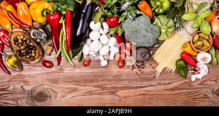 couleurs et saveurs de différents types de légumes, pâtes et ingrédients sur la table en bois brut Banque D'Images