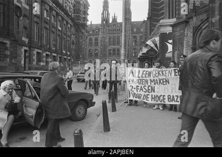 Dem. étudiants en structure en deux phases pour Nieuwe Kerk à la célébration 350ème Dies Natalis University Adam. 10.11 Polak Date: 8 Janvier 1982 Lieu: Amsterdam, Noord-Holland Mots Clés: Manifestation, Eglise, Etudiants, Vieringe, Universités Nom Personnel: Mayor Polak Banque D'Images