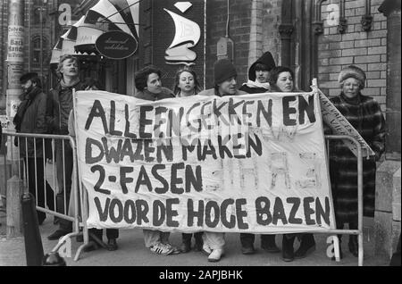 Dim. Étudiants en structure en deux phases pour la nouvelle église à la célébration 350 ème Dies Natalis Université Adam. Date: 8 Janvier 1982 Lieu: Amsterdam, Noord-Holland Mots Clés: Démonstration, Cherk, Etudiants, Vieringe Nom De L'Institution: Nieuwe Kerk Banque D'Images