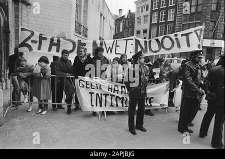 Dim. Étudiants en structure en deux phases pour la nouvelle église à la célébration 350 ème Dies Natalis Université Adam. Date: 8 Janvier 1982 Lieu: Amsterdam, Noord-Holland Mots Clés: Démonstration, Cherk, Etudiants, Vieringe, Universités Nom De L'Établissement: Nieuwe Kerk Banque D'Images