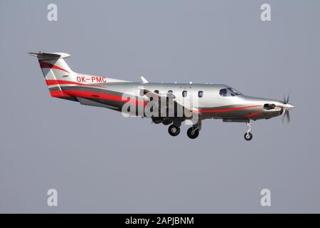 Budapest / Hongrie - 14 octobre 2018 : Pilatus PC-12 OK-PMC arrivée et atterrissage à l'aéroport de Budapest Banque D'Images