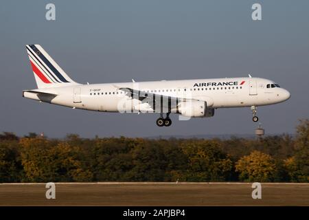 Budapest / Hongrie - 14 octobre 2018 : arrivée et atterrissage à l'aéroport de Budapest de l'avion de passagers Air France Airbus A320 F-GKXP Banque D'Images