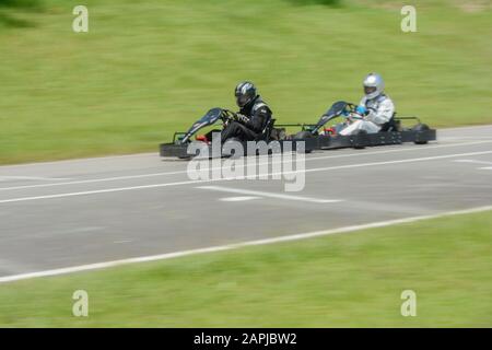 Florianopolis - Brésil, 9 février 2019: Vue latérale de l'image dynamique de deux concurrents, en mouvement rapide, Go-karts, avec effet de flou de mouvement. Kart competit Banque D'Images