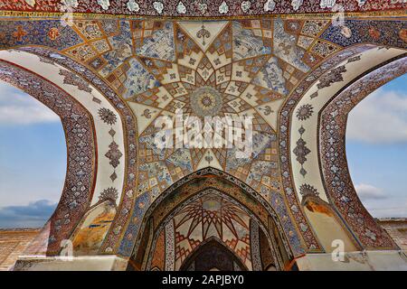 Décoration de plafond Coluriful dans les jardins de Fin, dans la ville de Kashan, en Iran Banque D'Images