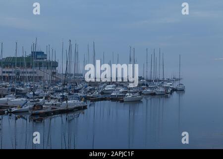 Tallinn, ESTONIE - 5 JUIN 2018: Bateaux dans le brouillard. Brume au-dessus de la rivière. Réflexion dans l'eau. Banque D'Images