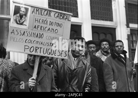 Manifestation pour l'ambassade du Portugal à la Haye concernant le meurtre d'Amilcar Cabral (Mouvement de libération du chef en Guinée-Bissau); Banque D'Images