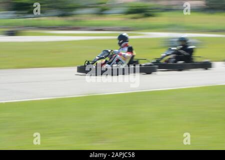 Florianopolis - Brésil, 9 février 2019: Vue latérale de l'image dynamique de deux concurrents, en mouvement rapide, Go-karts, avec effet de flou de mouvement. Kart competit Banque D'Images