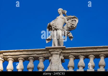 Détail du Palazzo Maffei avec statue de divinité à la Piazza delle Erbe à Vérone, Italie Banque D'Images