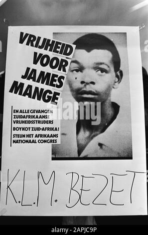 Démon. Libération en Afrique du Sud condamnée à mort. Jannes mange et occupé. Bureau KLM pour boycott Afrique du Sud; testaffiche portrait mange Date: 4 juin 1980 lieu: Amsterdam, Afrique du Sud mots clés: BOYCOT, posters Banque D'Images