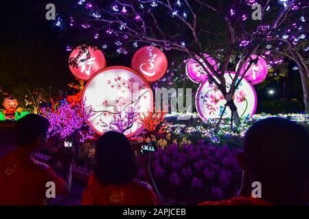Jénjarom. 23 janvier 2020. Les gens visitent le festival chinois de lanternes du nouvel an à Jenjarom, en Malaisie, le 23 janvier 2020. Crédit: Chong Voon Chung/Xinhua/Alay Live News Banque D'Images