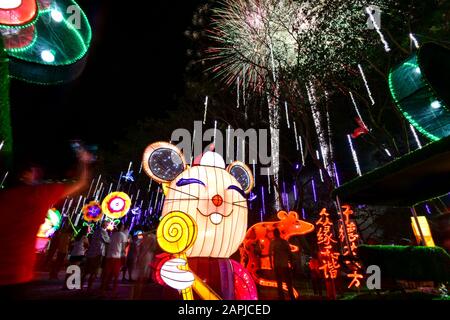 Jénjarom. 23 janvier 2020. Les gens visitent le festival chinois de lanternes du nouvel an à Jenjarom, en Malaisie, le 23 janvier 2020. Crédit: Chong Voon Chung/Xinhua/Alay Live News Banque D'Images