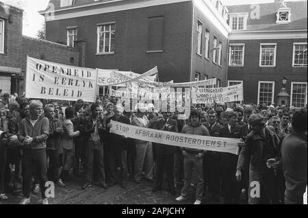Manifestation du personnel des salles de sport, des parcs sportifs et des piscines d'Amsterdam contre les coupures Description: Manifestants à l'Hôtel de ville Date: 22 septembre 1982 lieu: Amsterdam, Noord-Holland mots clés: Manifestants, manifestations, personnel, bannières, mairie Banque D'Images