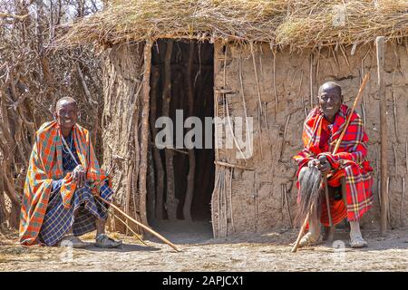 Hommes de Maasai dans le village près du cratère de Ngorongoro, à Ngorongoro, Tanzanie Banque D'Images