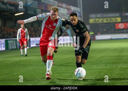 Spakenburg, Pays-Bas. 23 janvier 2020. Spakenburg, 23-01-2020, de Westmaat TOTO KNVB Beker, football néerlandais, saison 2019-2020, IJsselmeervogels joueur Eef van Riel, Allez-y le joueur d'aigles Elso Brito pendant le match crédit: Pro Shots/Alay Live News Banque D'Images