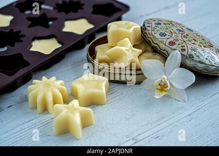 crème à main solide maison faite de beurre de karité, d'huile de coco et de cire d'abeille Banque D'Images