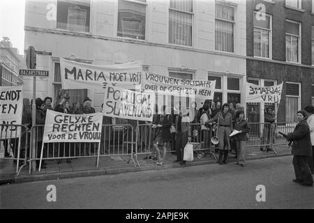 Femmes protestant à l'ambassade du Portugal à la Haye contre le procès des trois Mary's (auteurs féministes) au Portugal Description: Manifestants avec bannières Date: 25 octobre 1973 lieu: La Haye, Pays-Bas Zuid-Holland mots clés: Ambassades, manifestations, féminisme, bannières, mouvement des femmes Banque D'Images