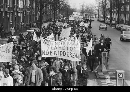Les résidents de van Velsen manifestent contre le stockage des déchets radioactifs à Velsen Description: Manifestants sur la route Date: 11 décembre 1982 lieu: Noord-Holland, Velsen mots clés: Démonstrations, énergie nucléaire, bannières Banque D'Images