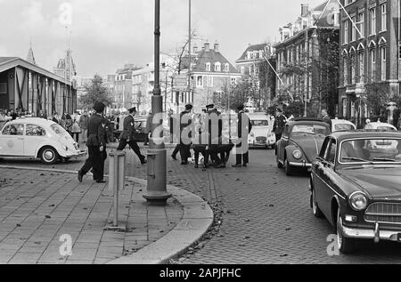 Manifestation Au Consulat Américain. Le manifestant est durement introduit sur le trottoir par la police Date: 22 octobre 1967 mots clés: Consulats, POLICE, manifestations Banque D'Images