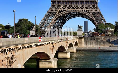 Pont d'Iéna sur la Seine et la Tour Eiffel à Paris Banque D'Images