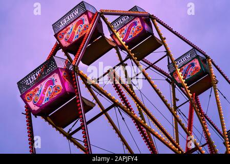 Une roue ferris lumineuse et colorée au Hyde Park, le funkair de Londres. Banque D'Images