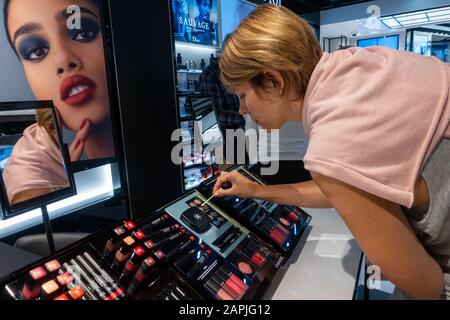 Femme testant le maquillage dans le magasin Macys Banque D'Images