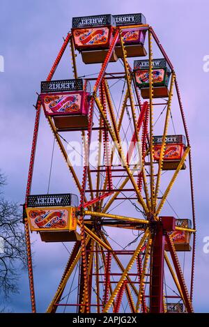 Une roue ferris lumineuse et colorée au Hyde Park, le funkair de Londres. Banque D'Images