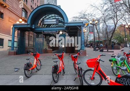 Location de vélos parc à l'entrée de la gare routière et ferroviaire Pioneer Square Link, Washington, États-Unis. Banque D'Images