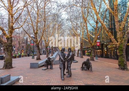 Sculptures en bronze de Hai Ying Wu pour le mémorial Des pompiers Tombés à Occidental Park, Pioneer Square, Seattle, Washington, pendant les fêtes. Banque D'Images