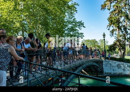 Annecy,FRANCE-Août 05,2019:vue des touristes se reposant à l'ombre des arbres sur Le Pont Des Amoureux (Pont des Amours) lors d'une journée ensoleillée à Annecy. Banque D'Images
