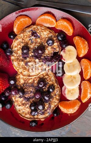 Petit déjeuner à crêpes aux baies bleues, photographié directement au-dessus Banque D'Images