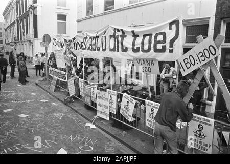 Manifestation contre 25000 prisonniers politiques au Portugal, camp de concentration symbolique en face de l'ambassade du Portugal Date : 7 octobre 1972 lieu : la Haye, Zuid-Holland mots clés : manifestations , bannières Banque D'Images