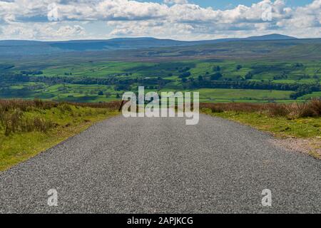 Route rurale dans le Yorkshire Dales près d'Askrigg, Yorkshire du Nord, Angleterre, Royaume-Uni Banque D'Images