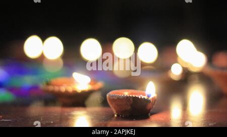 Lampe de sol à feu indien à Diwali nuit. Banque D'Images