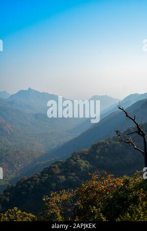 Une vue magnifique sur le Mont Abu au Rajasthan. Banque D'Images