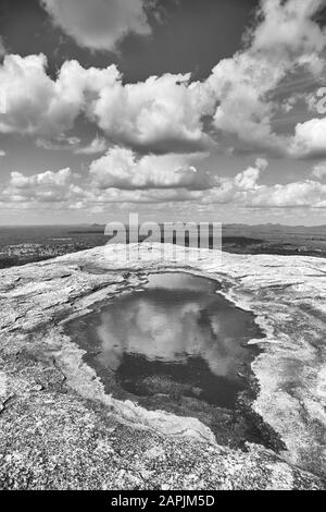 Photo en noir et blanc du sommet de Pidurangala Rock, Sri Lanka. Banque D'Images