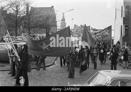 Manifestation contre la guerre au Vietnam et au Cambodge à Nimègue; manifestants avec banderoles sur le chemin Date: 1 février 1975 lieu: Nimègue mots clés: SPANTS, manifestants, manifestations Banque D'Images