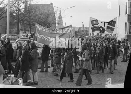 Manifestation contre la guerre au Vietnam et au Cambodge à Nimègue; manifestants avec banderoles sur le chemin Date: 1 février 1975 lieu: Nimègue mots clés: SPANTS, manifestants, manifestations Banque D'Images