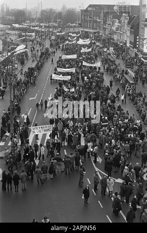 Manifestation contre la guerre au Vietnam de plus de 50 000 personnes à Utrecht, manifestants sur le chemin d'aller-retour à Vreeburg Date: 6 janvier 1973 lieu: Utrecht mots clés: Manifestations Nom personnel: Vreeburg Banque D'Images