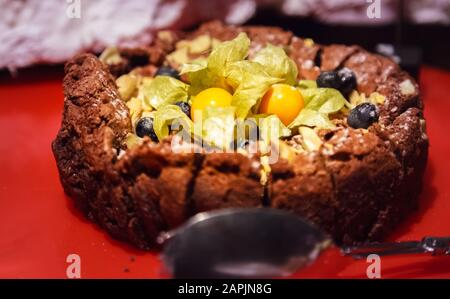 Gâteau au chocolat Brownie Au chocolat Maison fraîchement Préparé à la Sélection, décoré de baies de chèvre et de baies de cape fraîches. Restauration Alimentaire, Saine Banque D'Images