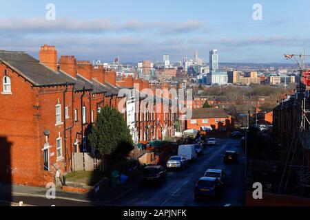 Maisons anciennes avec un centre-ville moderne en développement à Leeds, West Yorkshire, Royaume-Uni Banque D'Images