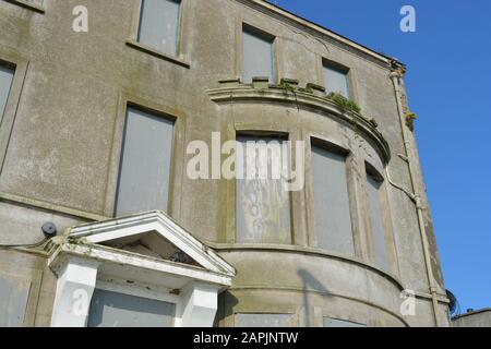 Bâtiment ancien délabré avec fenêtres à bord Banque D'Images