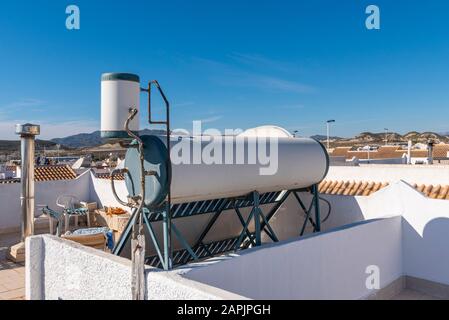 Chauffage de l'eau par système de panneaux solaires. Système d'eau chaude écologique économique. Unité de stockage montée sur toit plat à Camposol Banque D'Images