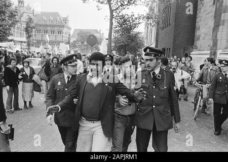 Manifestation pour les 182 Marocains à Utrecht; Marocain van Amicales est emporté par la police Date: 16 septembre 1978 lieu: Maroc, Utrecht mots clés: Manifestations, POLICE Banque D'Images