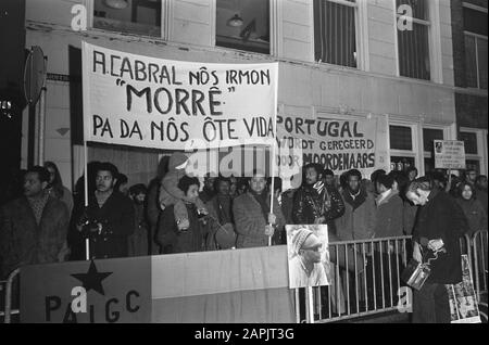 Manifestation pour l'ambassade du Portugal à la Haye concernant le meurtre de Cabral (mouvement de libération du chef en Guinée-Bissau) Date : 23 janvier 1973 lieu : la Haye, Zuid-Holland mots clés : Ambassades, manifestations Banque D'Images