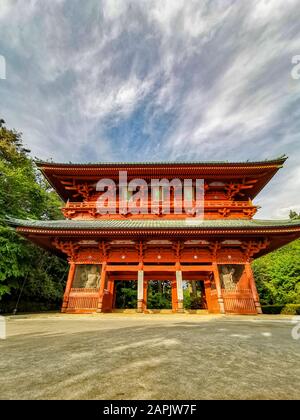 La porte rouge vibrante de Daimon fonctionne comme l'entrée de la célèbre ville de pèlerinage Koyasan à Wakayama, Kansai, Japon Banque D'Images