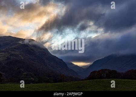 coucher de soleil à borrowdale de rosthwaite en regardant vers le passage honister Banque D'Images