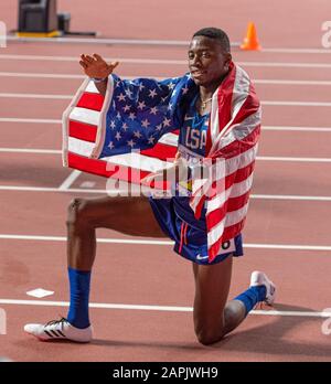 Doha - QATAR - 0CT 2: Grant Holloway des États-Unis célébrant sa victoire de la finale des haies de 110 m hommes au cours de la cinquième journée du 17ème Champion mondial d'athlétisme de l'IAAF Banque D'Images