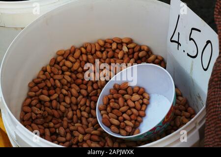 Arachides en seau blanc à vendre avec prix en euros Banque D'Images