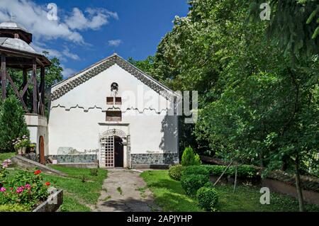 Fragment du beffroi et de la construction de Saint Nicolas le Wonderworker en réparation, Zhelyava village, région de Sofia, Bulgarie Banque D'Images